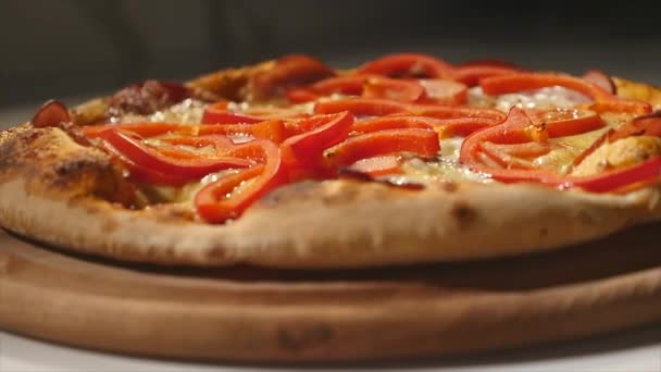 Een peperoni pizza op tafel — Stockvideo