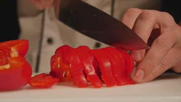 Chef slices red bell pepper — Stock Video
