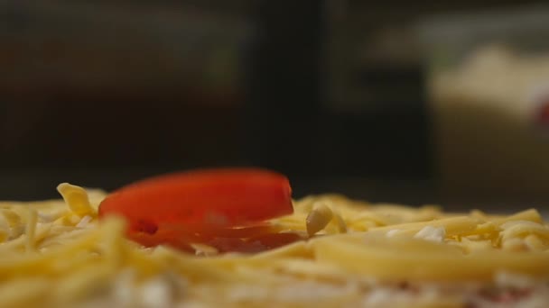 Chef mão fazendo pizza italiana . — Vídeo de Stock
