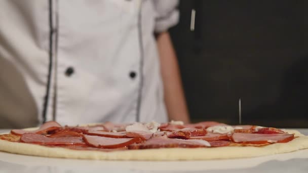 Ręka szefa kuchni co włoskiej pizzy. — Wideo stockowe
