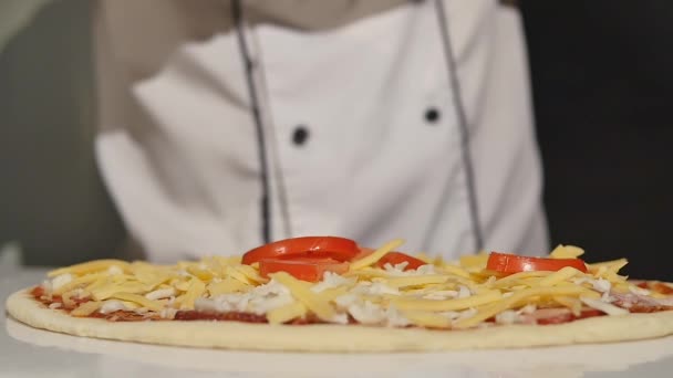 Chef macht italienische Pizza von Hand. — Stockvideo
