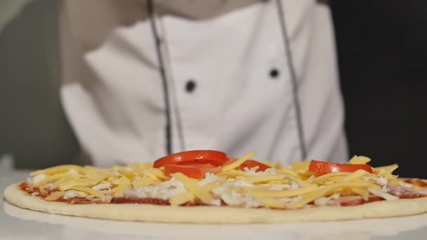 Chef haciendo Pizza Italiana . — Vídeos de Stock