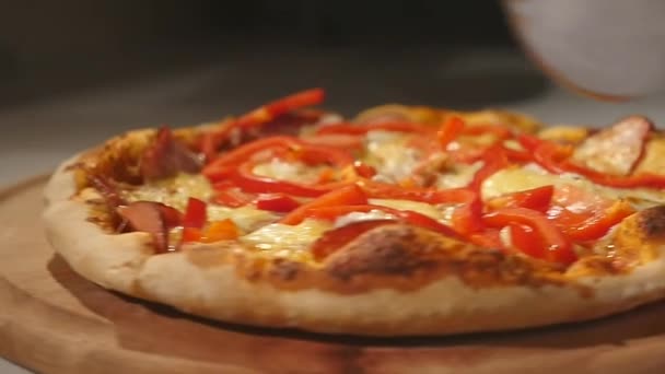 Cutting pizza op een houten bord — Stockvideo