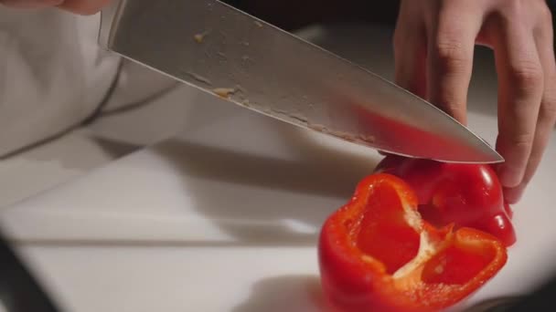 Σεφ φέτες κόκκινο πιπέρι κουδουνιών — Αρχείο Βίντεο