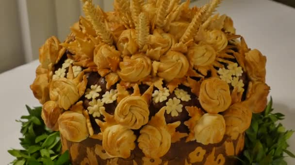 Pan de boda tradicional en la mesa. Mesa de boda con pan de boda tradicional dulce — Vídeos de Stock