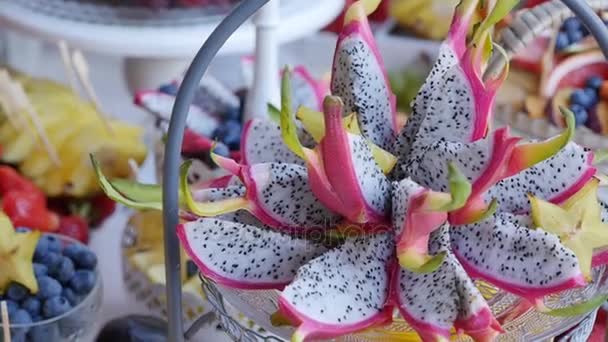 Verschillende verse vruchten op bruiloft ontbijtbuffet tabel. Fruit en bessen tafeldecoratie bruiloft. Ontbijtbuffet-Receptie fruit wijnen champagne. Tafeldecoratie bruiloft — Stockvideo