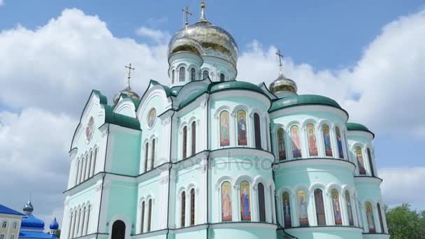 De kerk steeple land tegen de blauwe hemel en witte wolken — Stockvideo