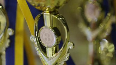 Mavi gökyüzü ve beyaz bulutlar karşı ülke kilise çan kulesi