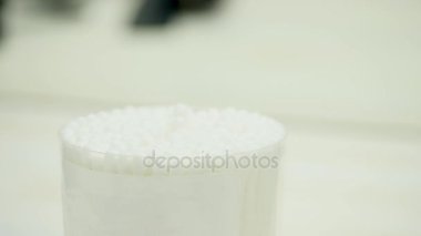 el pamuk sopa kutudan alır.