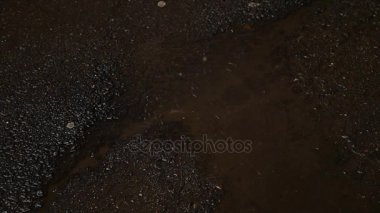 Sağanak yağmur damlaları, su birikintisine spor sahada düşen kapatalım. Bırakarak ve sular altında şehre yağmur fırtınası sırasında sokak sıçramasına su. Islak yüzeyinde yansıma. Şemsiye için zaman
