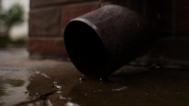 teneke su pis su borusu ve su çalıştırmak sonbahar bırakır. Yağmur suyu toplama