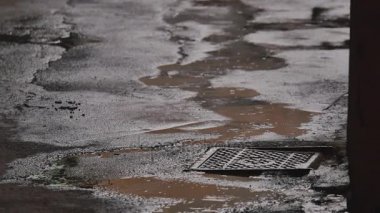 Sağanak yağmur damlaları, su birikintisine spor sahada düşen kapatalım. Bırakarak ve sular altında şehre yağmur fırtınası sırasında sokak sıçramasına su. Islak yüzeyinde yansıma. Şemsiye için zaman