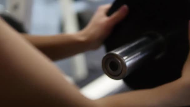 Дівчина спортсмен покладе вагу на штангу — стокове відео