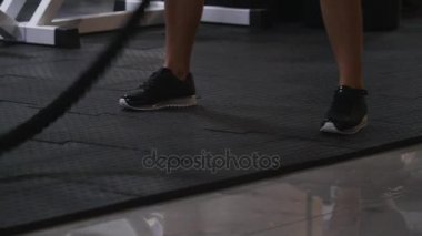 Genç bir kadın bir spor salonunda trenler