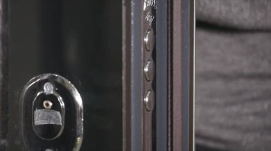 kapı kilit kolu ve bir anahtar ile