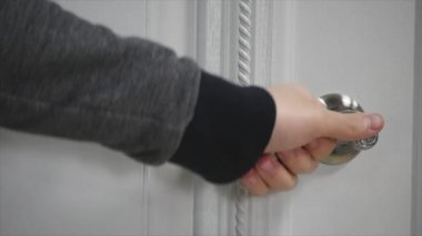 Mens el kapıyı açar. seçici odak