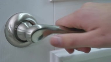 Mens el kapıyı açar