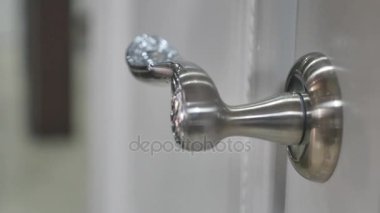 Mens el kapıyı açar