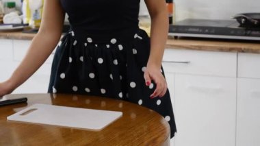 Mutfaktaki genç bayan.