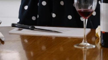 Mutfaktaki genç bayan.