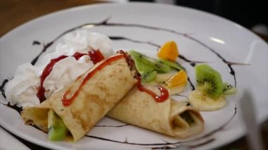 kadın süslemeleri beyaz tabakta krep