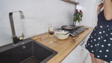 Bir tavada pişirme krep. Bir tavada pişirme krep. Kadın krep tavada çevirir. Mutfak Sanatları. Pişirme