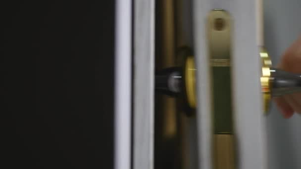 Mens main ouvre la porte 