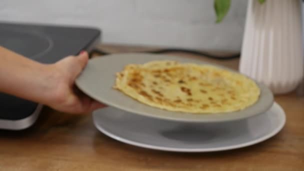 Matlagning pannkakor i en stekpanna. Matlagning pannkakor i en stekpanna. Kvinnan vänder pannkakan i pannan. Måltidskunskap. Matlagning — Stockvideo