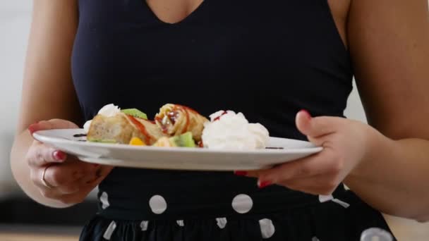 Дівчина тримає лоток зі сніданком з млинцями з фруктами — стокове відео