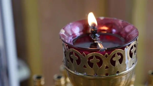 Κόκκινο κερί στην εκκλησία — Φωτογραφία Αρχείου