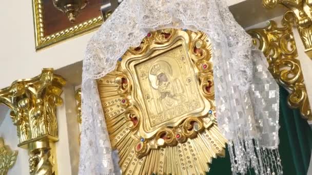 Orthodoxe gouden iconostase in de orthodoxe kerk — Stockvideo