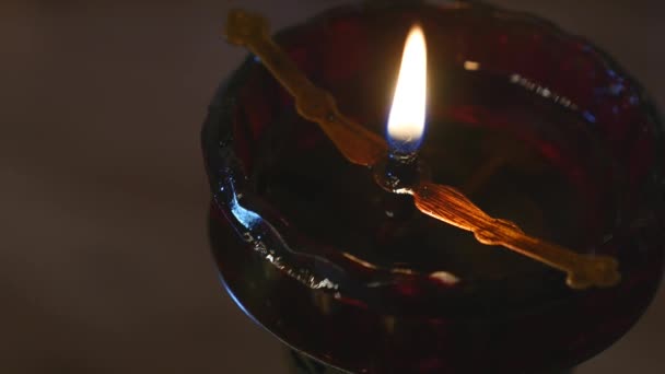 Czerwona świeca w kościele — Wideo stockowe