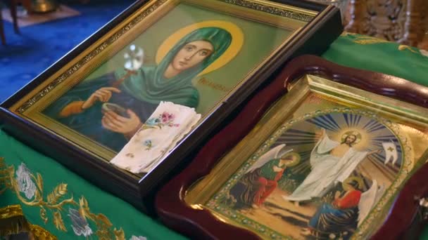 Православный золотой иконостас в православной церкви — стоковое видео