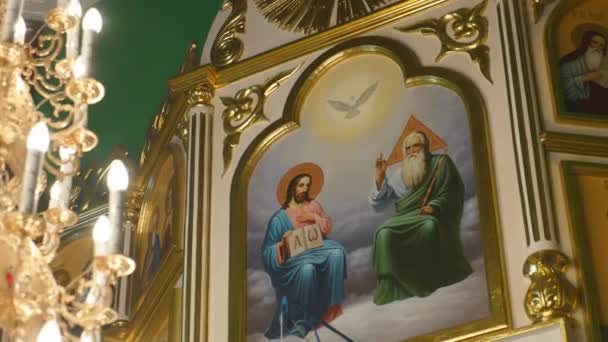 Iconostaza de aur ortodoxă în Biserica Ortodoxă — Videoclip de stoc