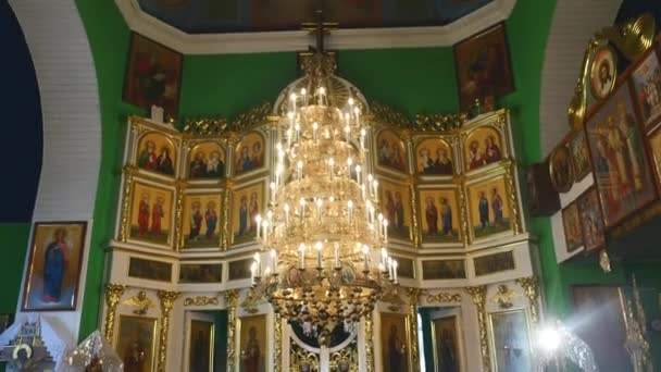 Велика бронзова люстра в соборі християнської церкви, крупним планом — стокове відео