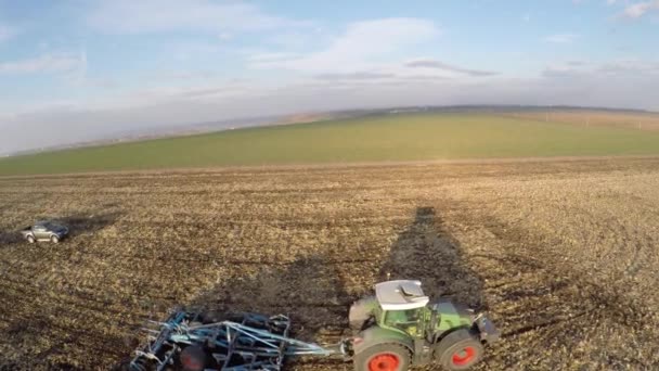 Aerial drone strzał kombajn pracy w dziedzinie, o zachodzie słońca. Strzał w 4 k Uhd — Wideo stockowe