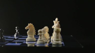 Satranç tahtaları ve siyah arka plan üzerinde satranç adet oyun