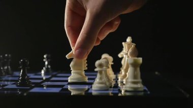 Satranç tahtaları ve siyah arka plan üzerinde satranç adet oyun