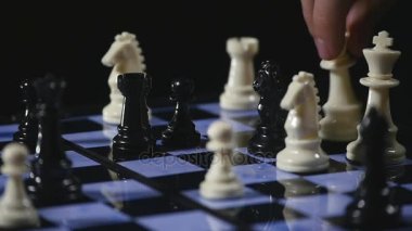 Satranç tahtaları ve siyah arka plan üzerinde satranç adet oyun