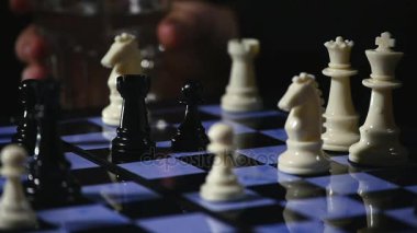 Satranç tahtaları ve siyah arka plan üzerinde satranç adet oyun