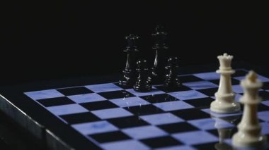 Satranç tahtaları ve siyah arka plan üzerinde satranç adet oyun