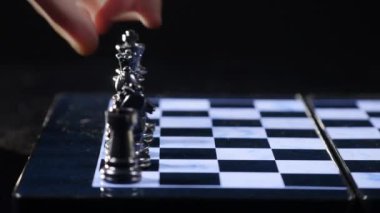 Satranç tahtaları ve satranç adet oyun siyah arka plan üzerine. zaman lipse