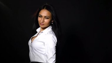 Seksi esmer saç Rüzgar esiyor portresi dağınık