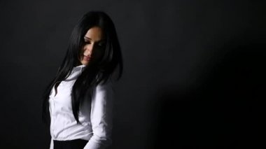 Güzel genç kadın uzun saçlı studio siyah arka plan kameraya poz