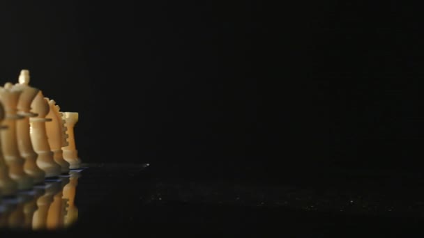 échiquiers et pièces d'échecs jeu sur fond noir 