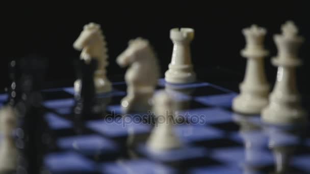 Sakk-kártyákat és a sakk darab-fekete háttér. szelektív összpontosít — Stock videók