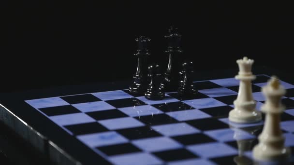 échiquiers et pièces d'échecs jeu sur fond noir 