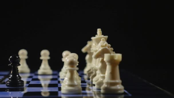 Шахматные доски и шахматные фигуры игры на черном фоне — стоковое видео