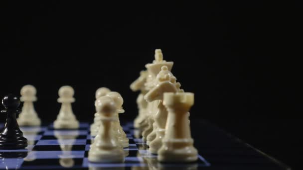 Шахові дошки та гра в шахові фігури на чорному тлі — стокове відео