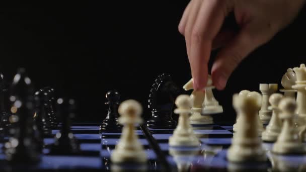 チェスボード、黒の背景にチェスのゲーム — ストック動画